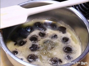 step14: 3.將葡萄糖漿置於鍋中，再放入砂糖及水，和法國鐵塔牌動物性鮮奶油，以邊攪拌的方式煮至砂糖溶解
4.待溫度到達103度C之後，沖入步驟2內，靜置２分鐘
後續步驟請見影片：https://www.youtube.com/watch?v=ly9Nnmr_PMk