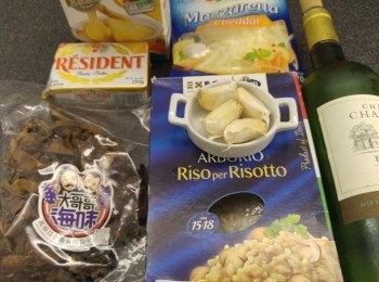 step1: 牛肝菌沖洗後浸軟切粒,浸過牛肝菌的水留兩杯備用,蒜頭刴蓉備用,牛油分兩份備用,雞湯四杯備用,(米,牛肝菌水,雞湯比例2:2:4米量杯)，牛肝菌和雞湯混合加熱備用