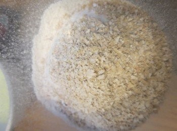 step3: － 過篩出來的麩皮要倒回粉類裡