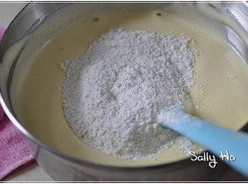 step2: 加過篩了的低粉攪拌勻