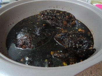 step2: 我今次係用舊滷水的，  從冰箱取出， 放在煲內慢火加熱， 按比例加入調味及水份煮滾。
(儲存法見步驟＃1 )