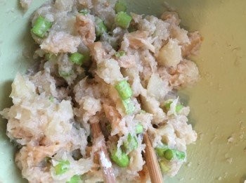 step4: 白鑊略炒薯蓉，盛起加入蘆筍、菜譜及調味拌匀，