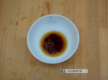 step4: 魚露、青檸汁和椰糖拌勻備用。