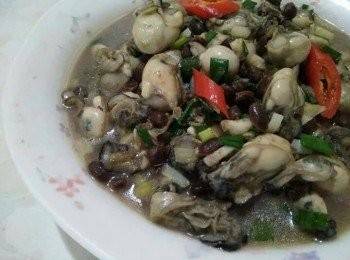 step3: 依序放入蚵仔(牡蠣)、辣椒、青蔥並炒勻 (注意不能汆燙過久，以免蚵仔(牡蠣)肉質變硬而影響口感)；