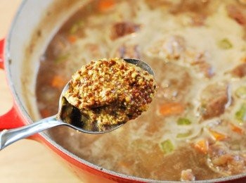 step6: 加入剩餘啤酒、牛高湯、伍斯特烏醋、芥末與棕糖，煮滾後轉小火加蓋燉煮1小時又15分鐘

※ 中途可攪拌幾次以確保食材受熱均勻