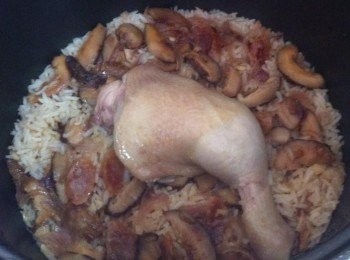 step4: 將煮好的材料和雞腿加入米飯，按rice煲飯鍵。