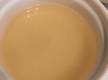 step6: 馬蹄粉開水勾芡加入鍋內拌勻，汁料過篩，做成香茅甜檸汁。