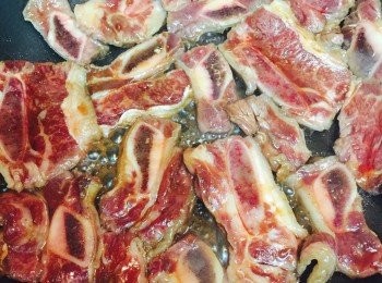 step3: 燒熱平底鑊，無需放油，逐件放入牛仔骨煎至兩邊熟透，放時避免重疊，盛起牛仔骨。