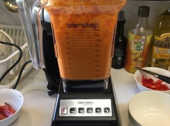 step7: 煮好蝦汁，先從鑊中取出兩隻蝦頭作上碟用，之後把所以東西放入攪拌機，攪成湯汁。