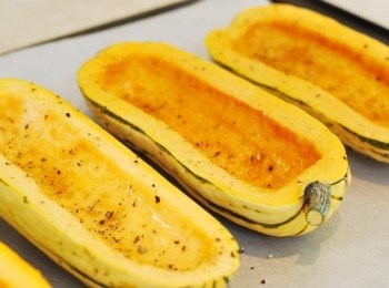 step2: 於已預熱375℉/190℃的烤箱中烤約40分鐘，至金黃上色、瓜肉柔軟