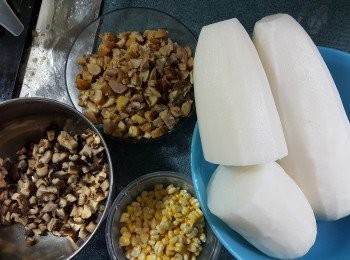 step2: 預備好所有材料:蘿蔔刨皮,冬菇浸軟後切粒,栗子煮好30分鐘後隔去水份切粒,粟米取粒待用