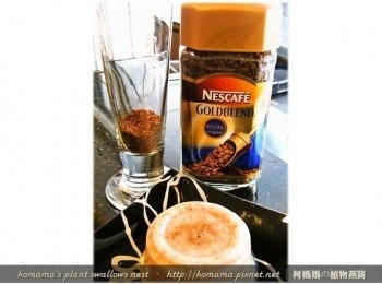 step2: 用小湯匙輕壓一下黑木耳鮮奶凍的容器邊緣，使其順利從包裝容器中滑脫至碗盤上。