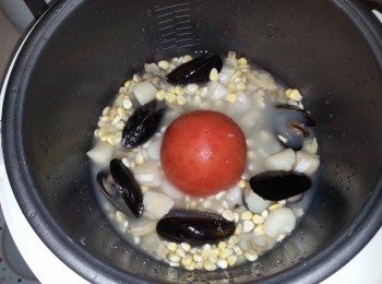 step2: 米及番茄,粟米洗淨，急凍海鮮解雪,粟米
將所有材料鋪在白米上，栗米放入飯煲，加適量水，再加橄欖油，鹽同黑胡椒，攪拌中間放入番茄。