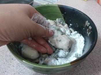 step2: 蠔仔加1大匙生粉撈勻， 用手指輕力搓揉然後沖水
