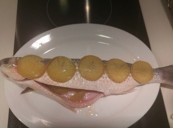 step2: 檸檬片放面,剩下的放入魚肚,魚,隔水蒸9分鐘,水波爐蒸12分鐘。