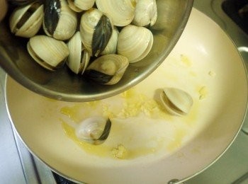 step2: 起油鍋爆香蒜末接著下蛤蠣