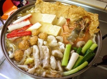 step5: 接著下自己喜歡的配料,還可以多蕃茄可以加1~2片、蒜苗增加風味唷(<span class="group_1">湯頭</span>依造自己口味可以做鹹度調整)不過鹹再多加一小匙鹽~過鹹再加水