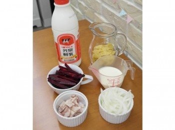 step1: 第一歩先來準備好材料吧!!粉紅奶醬必備的營養滿滿光泉鮮乳~~並將甜菜根去皮切小塊!!洋蔥切成絲~~培根切小塊備用^^