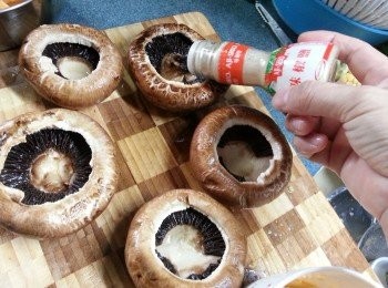 step9: 每隻扒菇都灑上適量味椒鹽