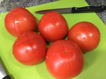 step2: 將紅蘿蔔沖洗去皮切粒, 洋蔥切粒, 蕃茄在底部用刀界十字備用