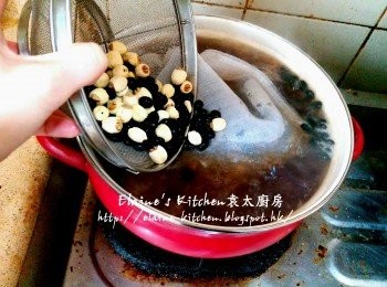 step6: 加入蓮子 , 黑豆及紅棗再煮滾 , 蓋上蓋轉慢火煲1小時