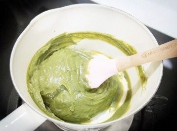 step4: 倒入小鍋中以中小火加熱邊煮邊攪拌，煮至呈現麵糊狀態即可熄火放涼備用。