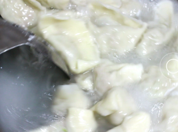 step18: 講究口感的人會說需要點水, 在整個過程中點2至3次的冷水。

為了方便年青人及初學者, 現包水餃用6分鐘的煮法會更為具體。從水開, 下餃子開始計算。
而結過冰的餃子, 不用退冰, 直接下鍋, 只需8分鐘。