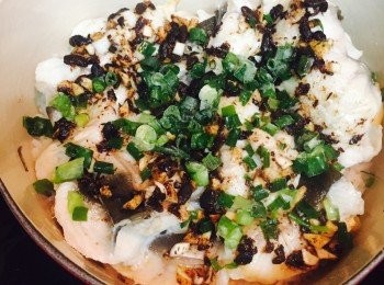 step5: 加葱花及辣椒粒，加蓋熄火焗5至10分鐘，可令飯焦離鍋，吃時更方便。