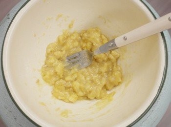 step1: 首先將香蕉壓成泥狀。