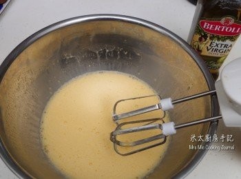 step3: 在一大盤內，放入雞蛋和純正橄欖油攪拌至蛋油顏色變淺，呈現鬆發狀態。
加入牛奶、鹽、砂糖和南瓜泥拌勻。 
最後加入篩過的麵粉、發粉拌勻成糊狀。