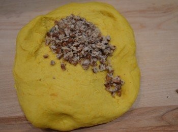 step6: 6. 麵團揉到光滑有彈性後，才把核桃碎加進混合。