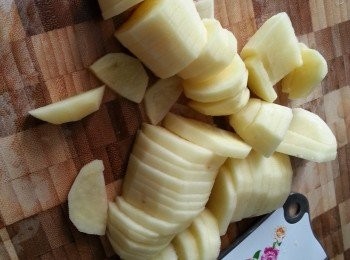 step2: 薯仔洗淨去皮切一片片,用大火蒸15分鐘