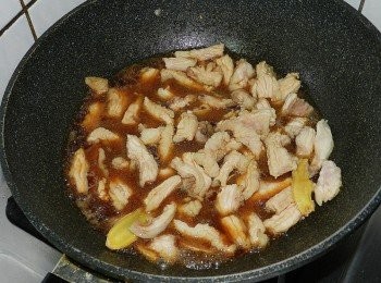 step4: 下松阪肉片快炒，下醬油、米酒、白胡椒與一杯的水