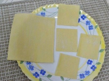 step1: 將一張冷凍酥皮切成四分。