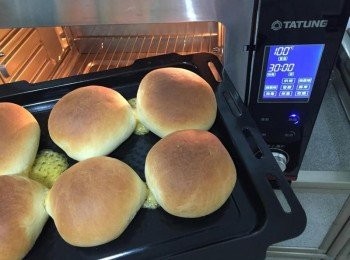 step8: 至上面變成金黃色就可以拿出囉!