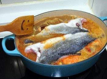 step12: 12.等湯滾後，把剖好的鱸魚排放在湯的最上面煮一下。