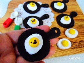 step6: 在棉花糖中心擠上少許巧克力再黏上M&M黃金鳳梨巧克力，再用多多吸管在手把上壓出一個洞，最後畫上眼睛嘴巴就完成囉!