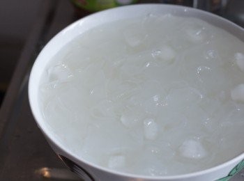 step2: 粉皮條浸後放進已煮滾的水，不用蓋著，開中火煮約10 - 15 分鐘至粉皮變透明即可以撈起，用飲用水沖至微熱後浸入冰水，待大約 10 分鐘後隔乾水備用