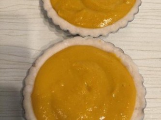 step5: 撻皮從冰箱取出，塗入橙味果醬，再加入南瓜餡料。