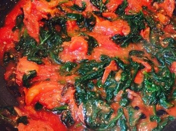 step3: 最後加入罐頭Plum Tomatoes及切碎的羅勒葉，邊煮邊將番茄搗爛並加入少許糖中和酸味，煮滾熄火放入意粉拌匀即可！