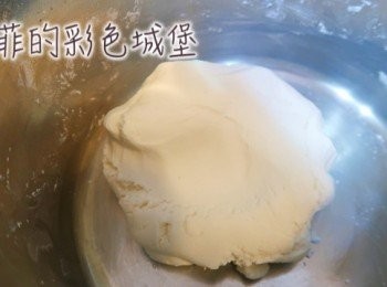 step1: 準備攝氏約60度的溫水，加入糯米粉（不用過篩），一邊加水，一邊揉勻。