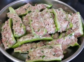 step6: 在辣椒內上少少生粉，釀入豬肉