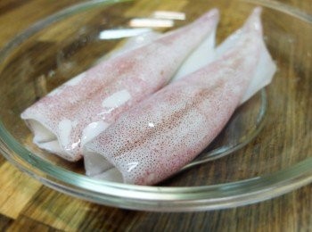 step2: 墨魚醬身體內臟抽掉洗淨，墨魚腳留著炒飯