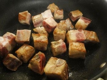 step2: 倒入1湯匙米酒炒勻。