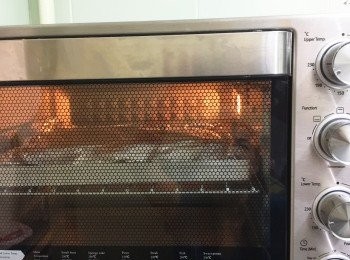 step6: 肋排已醃3小時以上，從雪櫃拿出，回溫15分鐘.焗爐預熱220度10分鐘，之後放入焗爐220度中層焗60分鐘