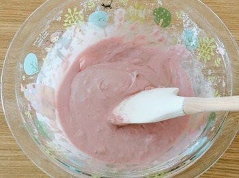 step3: 把粉漿拌至無粉粒後，在蒸碟掃上薄油，再倒入粉漿，大約蒸15至20分鐘。