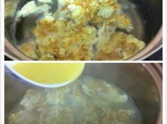 step4: 把煎好的薑蛋盛起，加入煲好的熱水中，再加入蘑菇精以中火煮20分鐘，然後倒入薑汁和紹興酒煮滾。