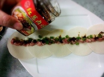 step3: 水餃皮鋪平先放絞肉再放葱花~再點上牛頭牌紅葱肉燥~