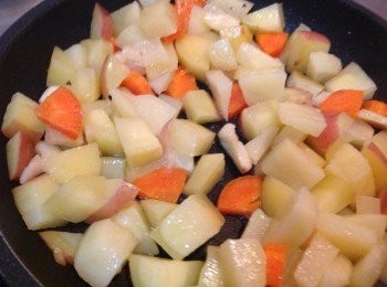 step2: 馬鈴薯、紅籮蔔切丁洗除澱粉蒸熟，下鍋煎香