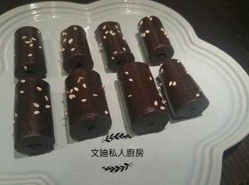 step7: 卷好後頭尾先切齊,才撒上白芝麻裝飾。